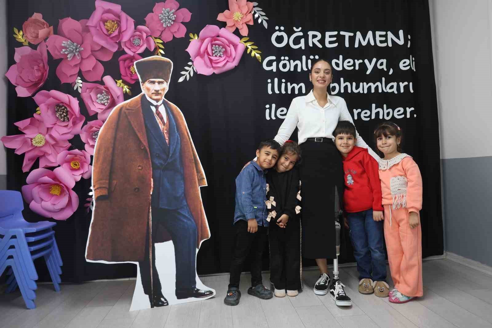 Enkazdan 46. saatte kurtarılan genç öğretmen, protez bacağıyla geri döndüğü mesleğinde minik öğrencileriyle yaşama tutundu 9 enkazdan 46 saatte kurtarilan genc ogretmen protez bacagiyla geri dondugu mesleginde minik ogrencileriyle yasama