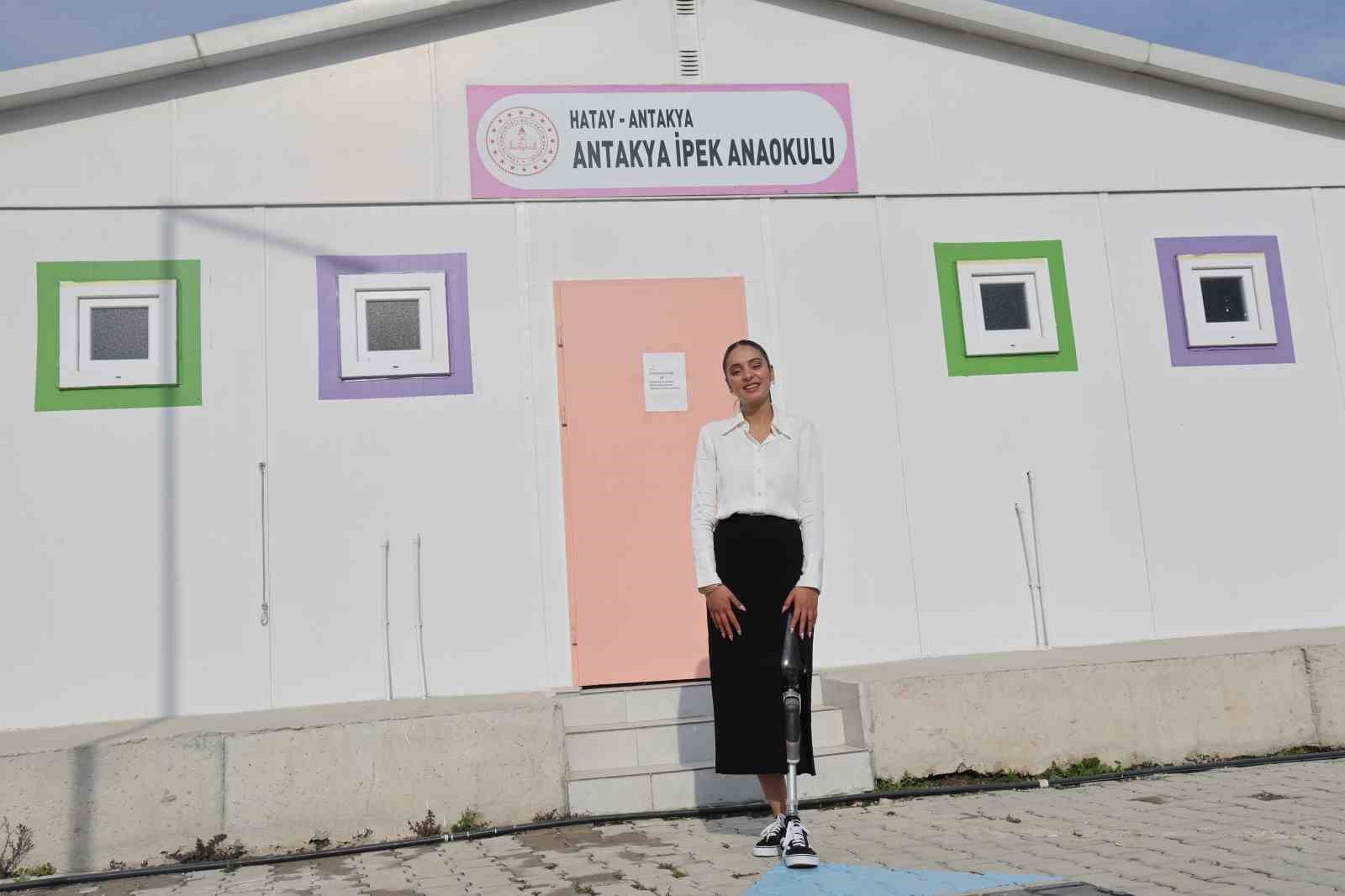 Enkazdan 46. saatte kurtarılan genç öğretmen, protez bacağıyla geri döndüğü mesleğinde minik öğrencileriyle yaşama tutundu 6 enkazdan 46 saatte kurtarilan genc ogretmen protez bacagiyla geri dondugu mesleginde minik ogrencileriyle yasama