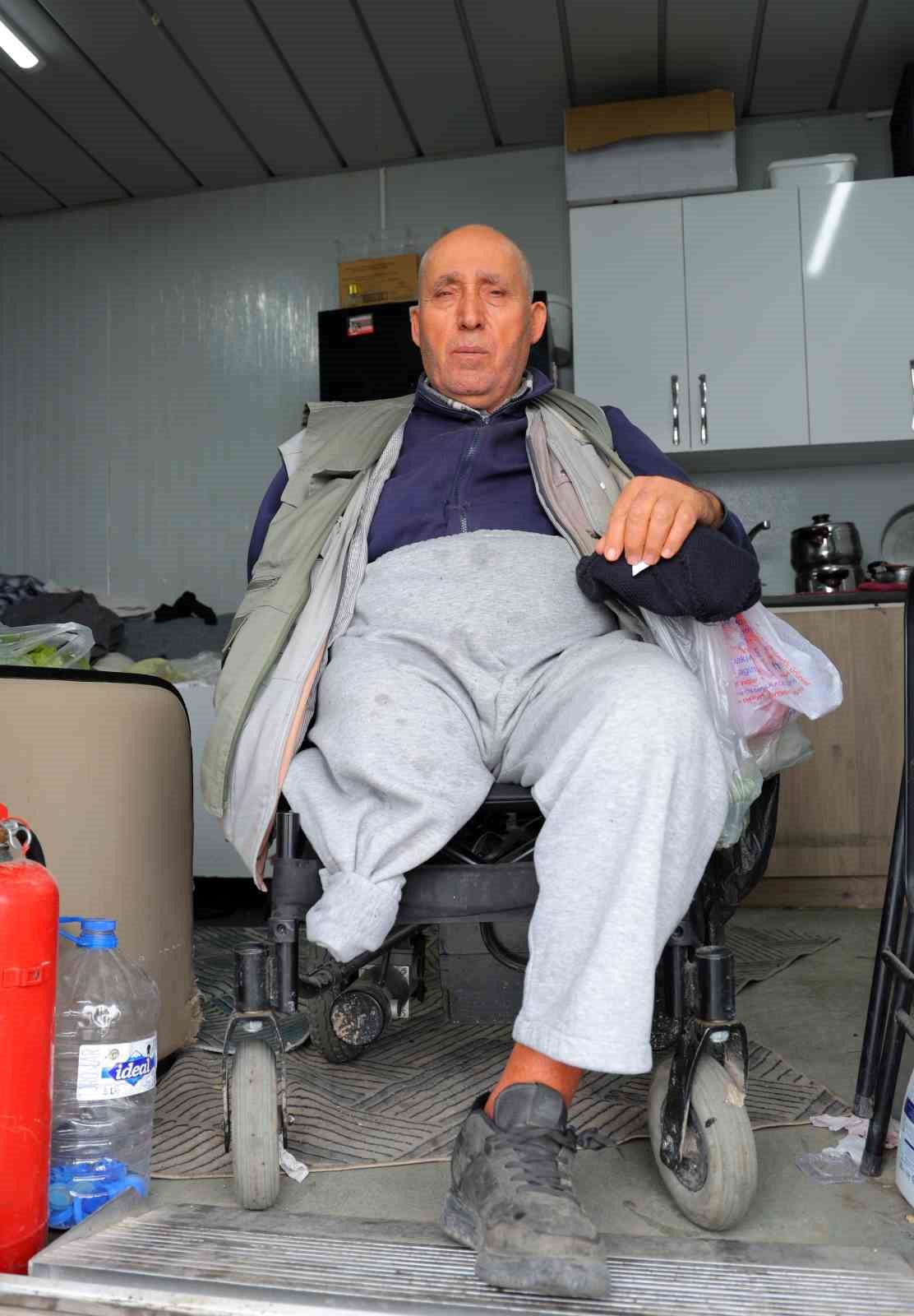 enkazdan 6 gun sonra kurtuldu kolunu ve bacagini kaybetti 2 buDEyyCU
