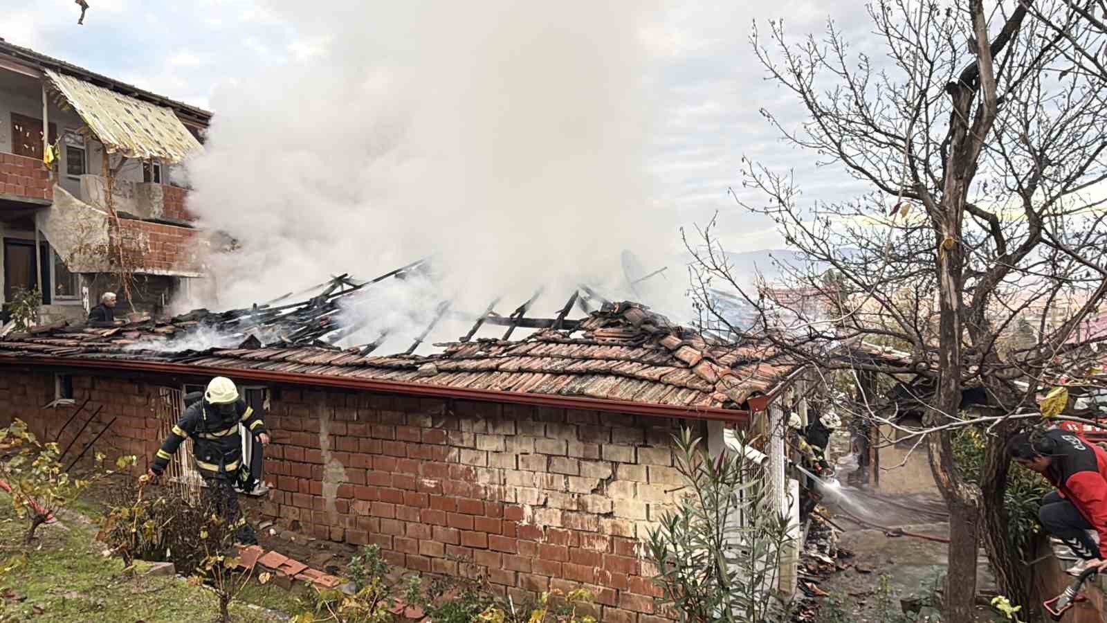 erbaada elektrik kontagindan cikan yangin evi kule cevirdi 1 QQfBQC8E