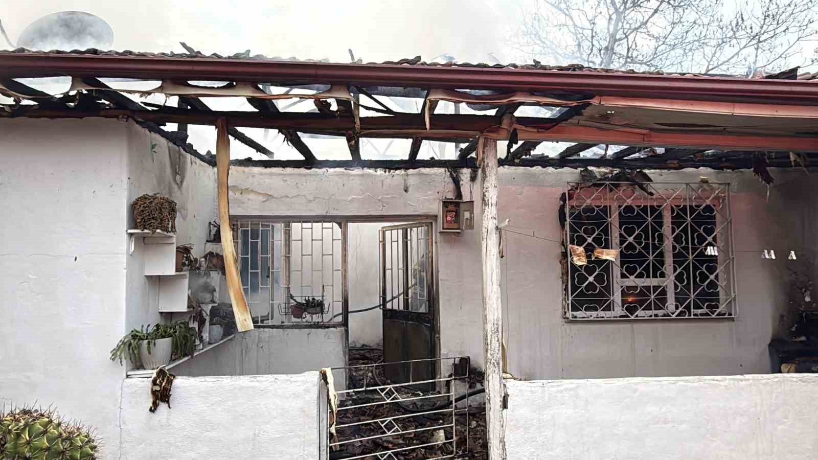 erbaada elektrik kontagindan cikan yangin evi kule cevirdi 2 JZyUnscC