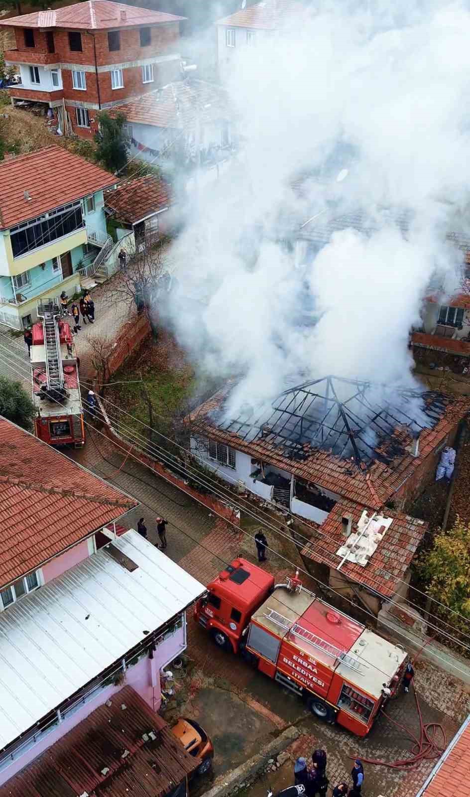 erbaada elektrik kontagindan cikan yangin evi kule cevirdi 4 Flcn1HDn