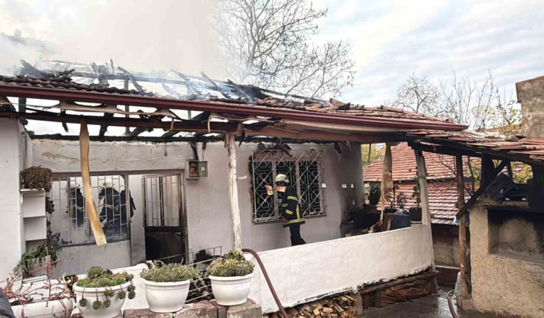 erbaada-elektrik-kontagindan-cikan-yangin-evi-kule-cevirdi-SeACU4iw.jpg