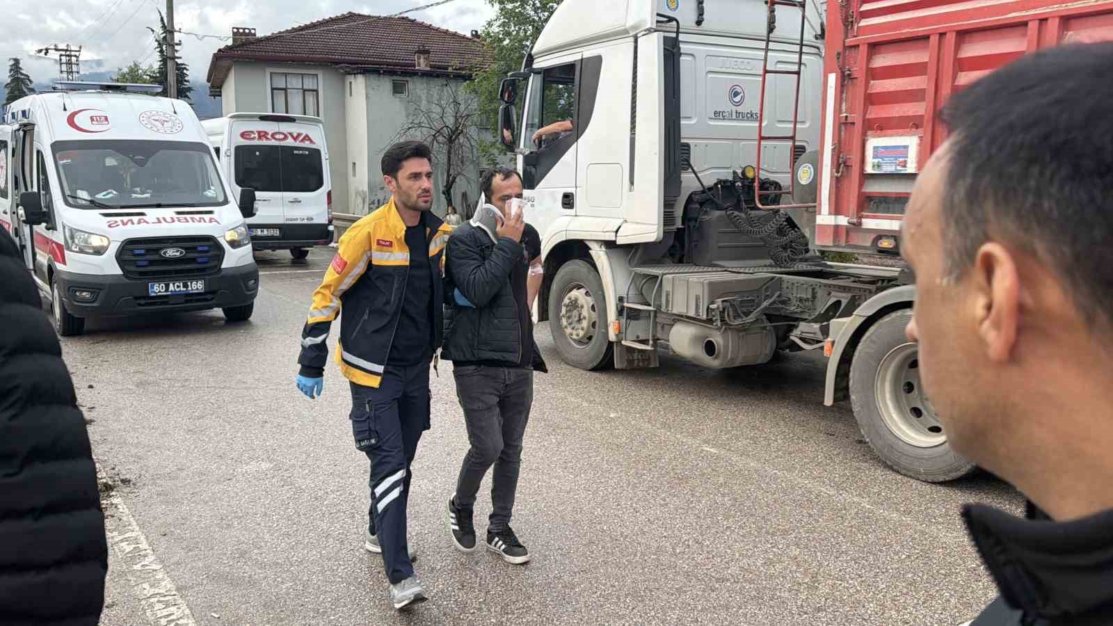 erbaada iki servis minibusu carpisti 10 yarali 0 e6jzWSVW