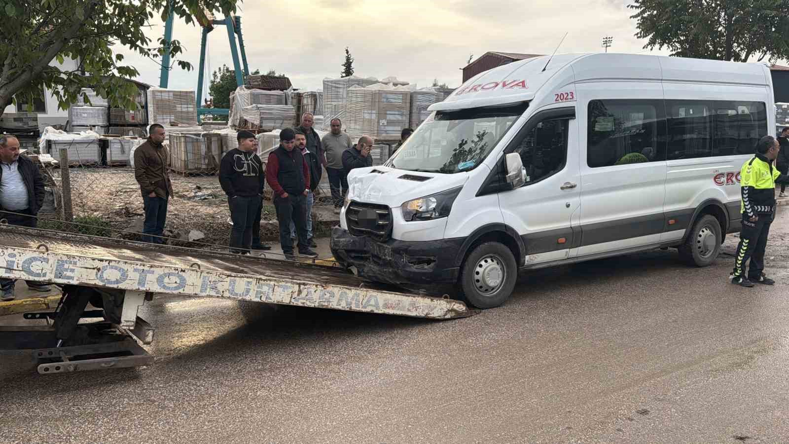 erbaada iki servis minibusu carpisti 10 yarali 1 MkMd8GNI