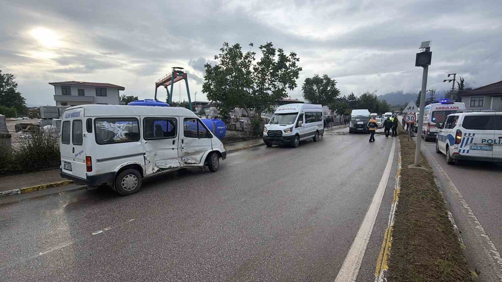 erbaada iki servis minibusu carpisti 10 yarali 3 JyUZIilt