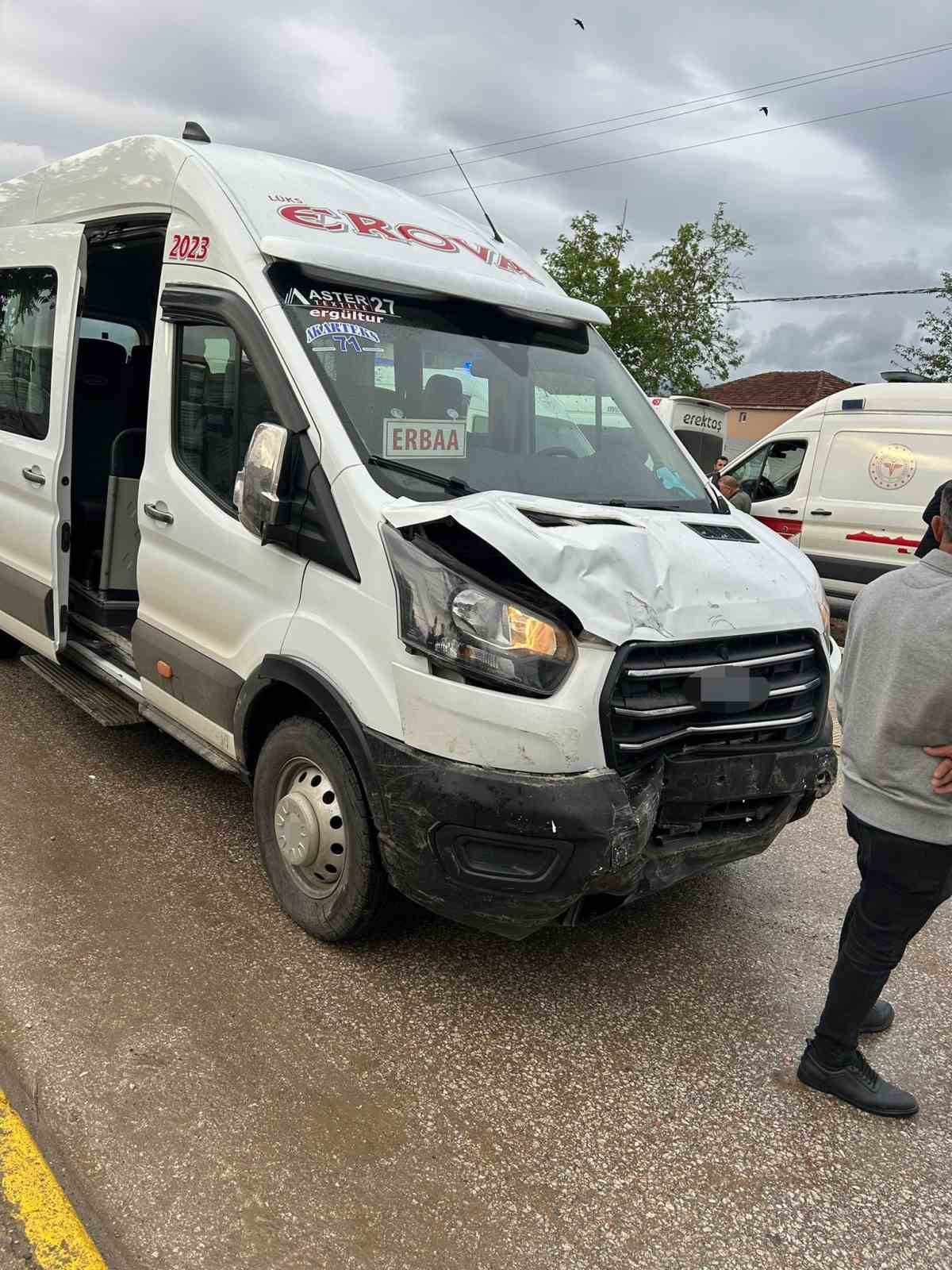 erbaada iki servis minibusu carpisti 10 yarali 4 TJj6D5ZT