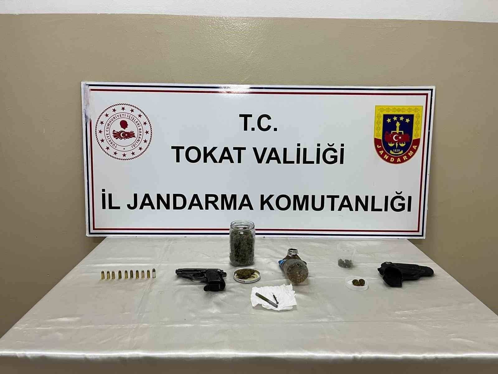 Erbaa’da jandarmadan uyuşturucu ve ruhsatsız silah operasyonu 4 erbaada jandarmadan uyusturucu ve ruhsatsiz silah operasyonu 0 3sRW4s3r