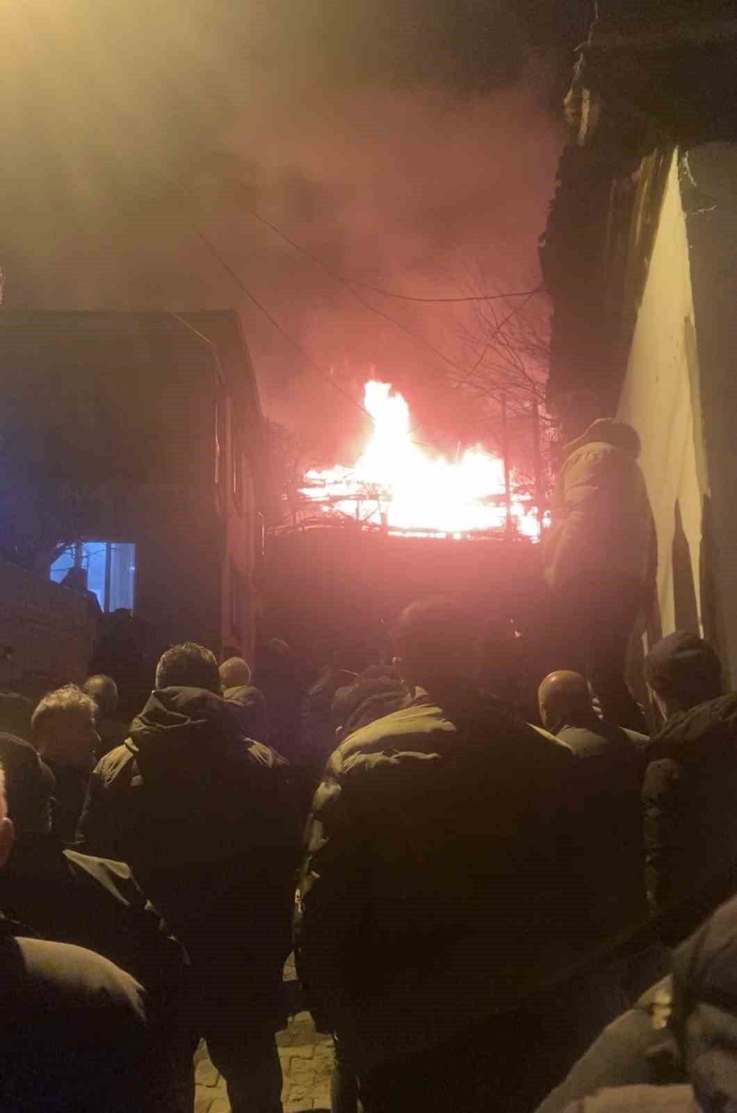 erbaada mustakil ev cikan yanginda kule dondu yanan evden son anda ciktilar 2 pfgpKW71