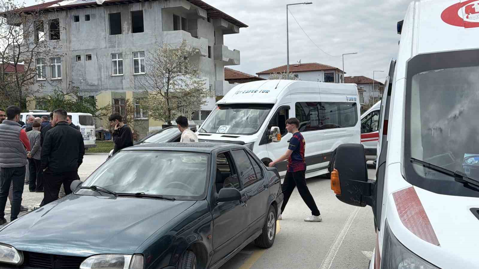 erbaada ogrenci servisi ile otomobil carpisti 10 ogrenci yaralandi 1 Vs2qalmU