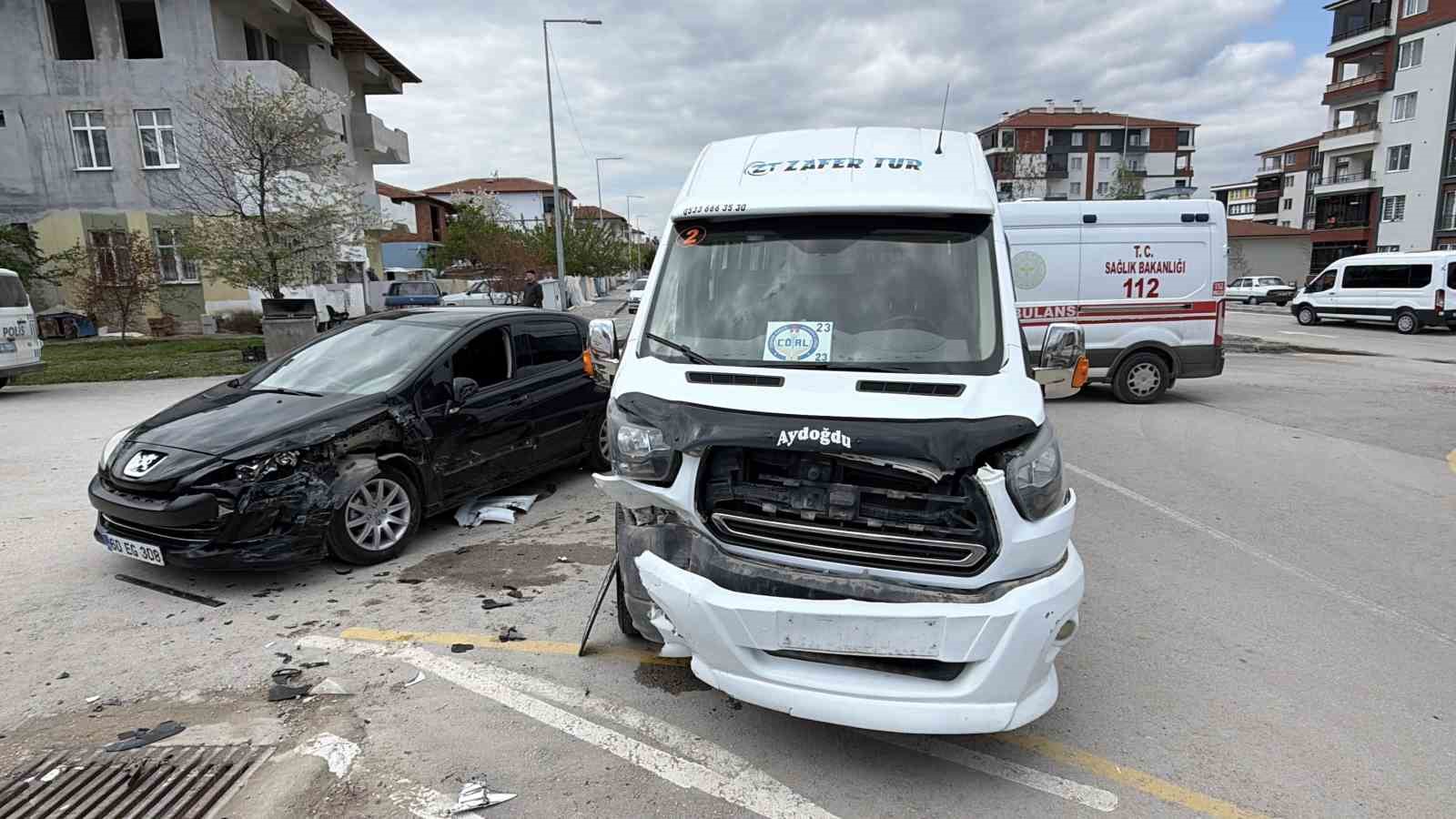 erbaada ogrenci servisi ile otomobil carpisti 10 ogrenci yaralandi 2 kDTJqPqK