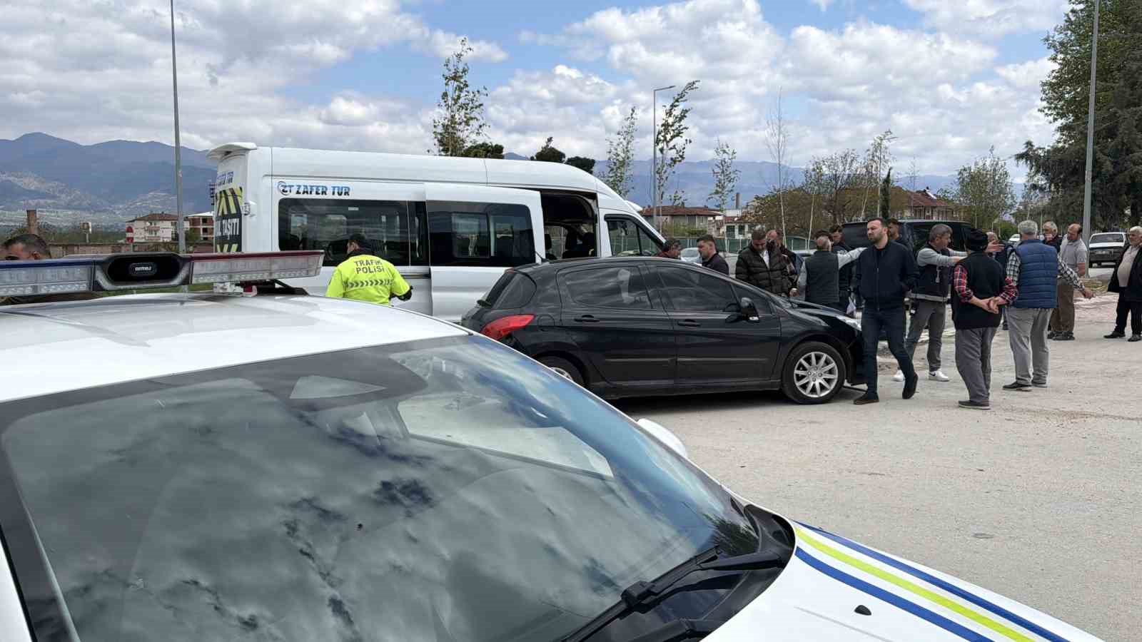 erbaada ogrenci servisi ile otomobil carpisti 10 ogrenci yaralandi 3 LpDAw7kq