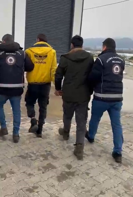 erbaada tirin yatak kisminda saklanan 2 kacak gocmen yakalandi 1 5uppBmYZ