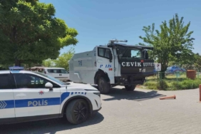 Hemzemin geçitte araçların tehlikeli geçişleri kameraya yansıdı 1 thumbnail