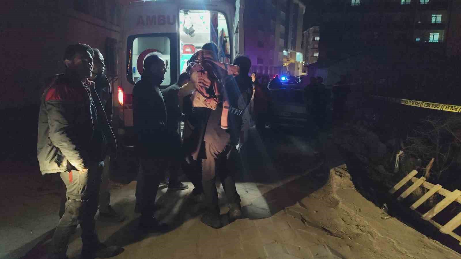 erciste apartmanda yangin 15 kisi dumandan etkilendi 1