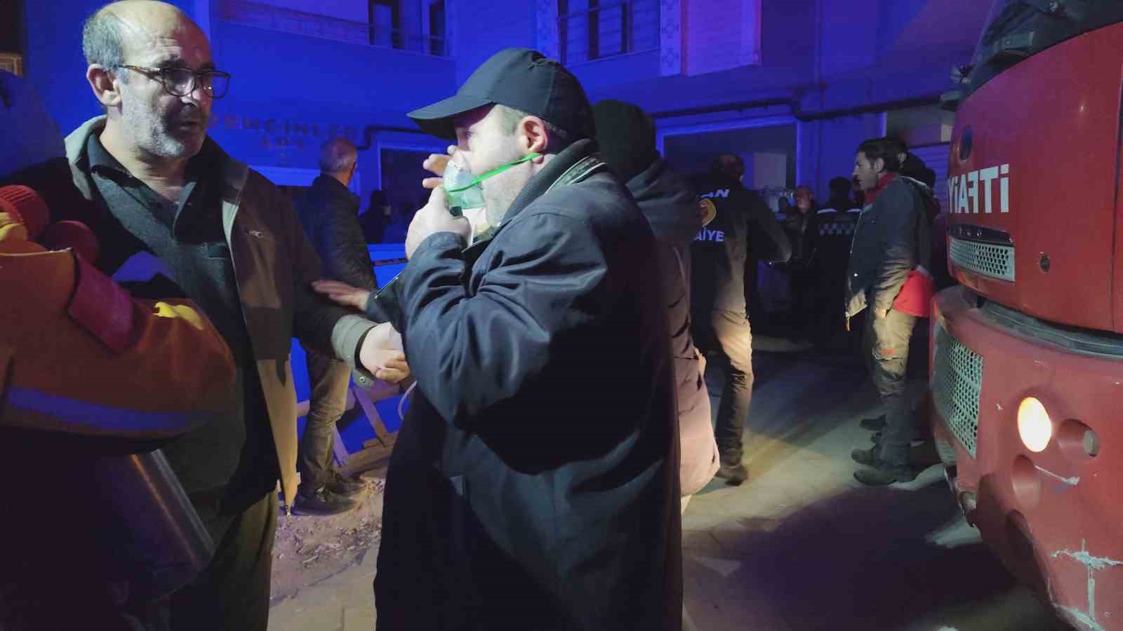 erciste apartmanda yangin 15 kisi dumandan etkilendi 2 ASbQcfQd