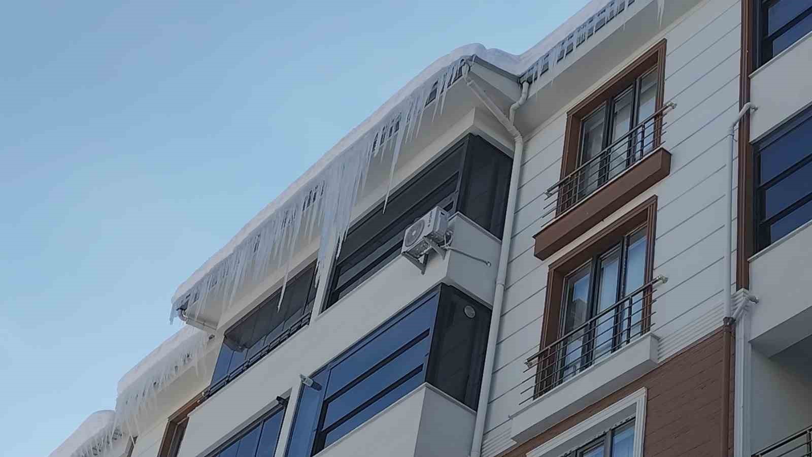 Erciş’te buz sarkıtları tehlike saçıyor 5 erciste buz sarkitlari tehlike saciyor 1 YjmXXOJb