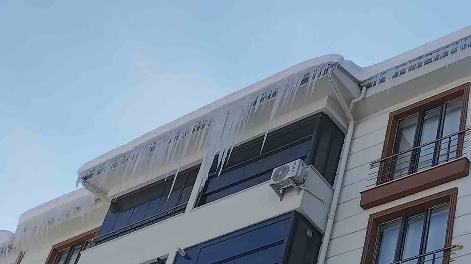 Erciş’te buz sarkıtları tehlike saçıyor 6 erciste buz sarkitlari tehlike saciyor 2 fP2mlOkQ