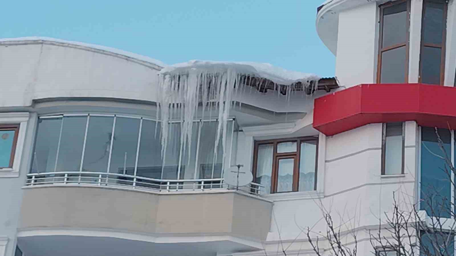 Erciş’te buz sarkıtları tehlike saçıyor 9 erciste buz sarkitlari tehlike saciyor 5 9IP4gLyR