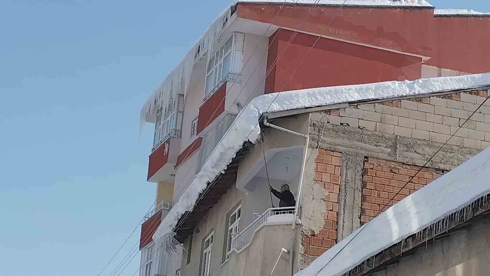 Erciş’te buz sarkıtları tehlike saçıyor 10 erciste buz sarkitlari tehlike saciyor 6 NettRFF8