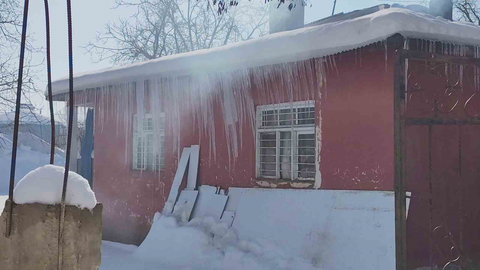 Erciş’te buz sarkıtları tehlike saçıyor 11 erciste buz sarkitlari tehlike saciyor 7