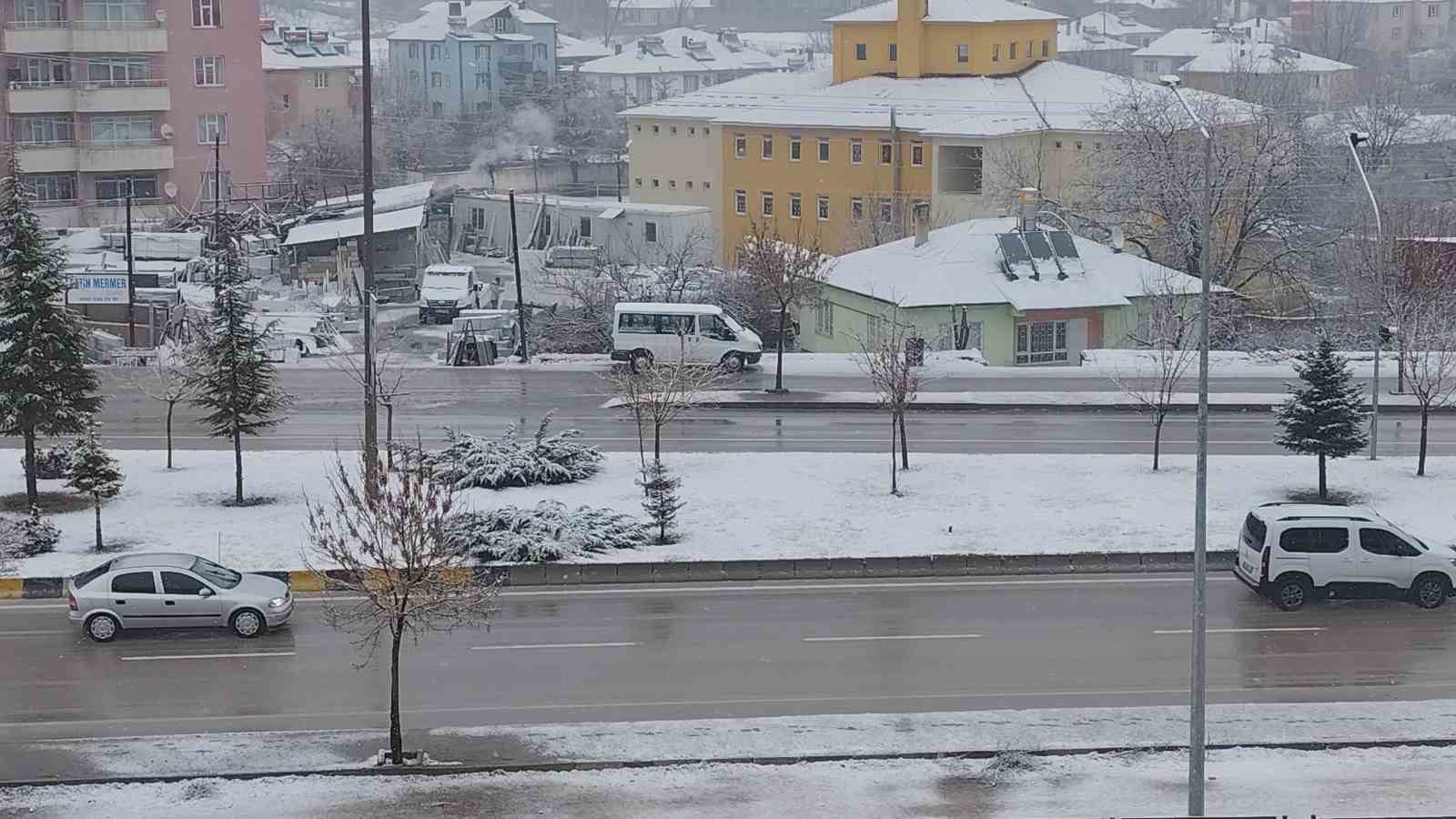 erciste nisan ayinda kar yagisi 1 MYCv1v6i