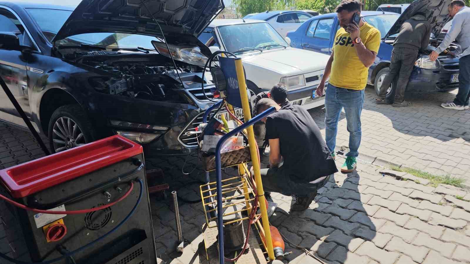 Erciş’te sıcak hava etkisini gösterdi, sürücüler klima için sanayiye akın etti 5 erciste sicak hava etkisini gosterdi suruculer klima icin sanayiye akin etti 1 5sKcFOR5