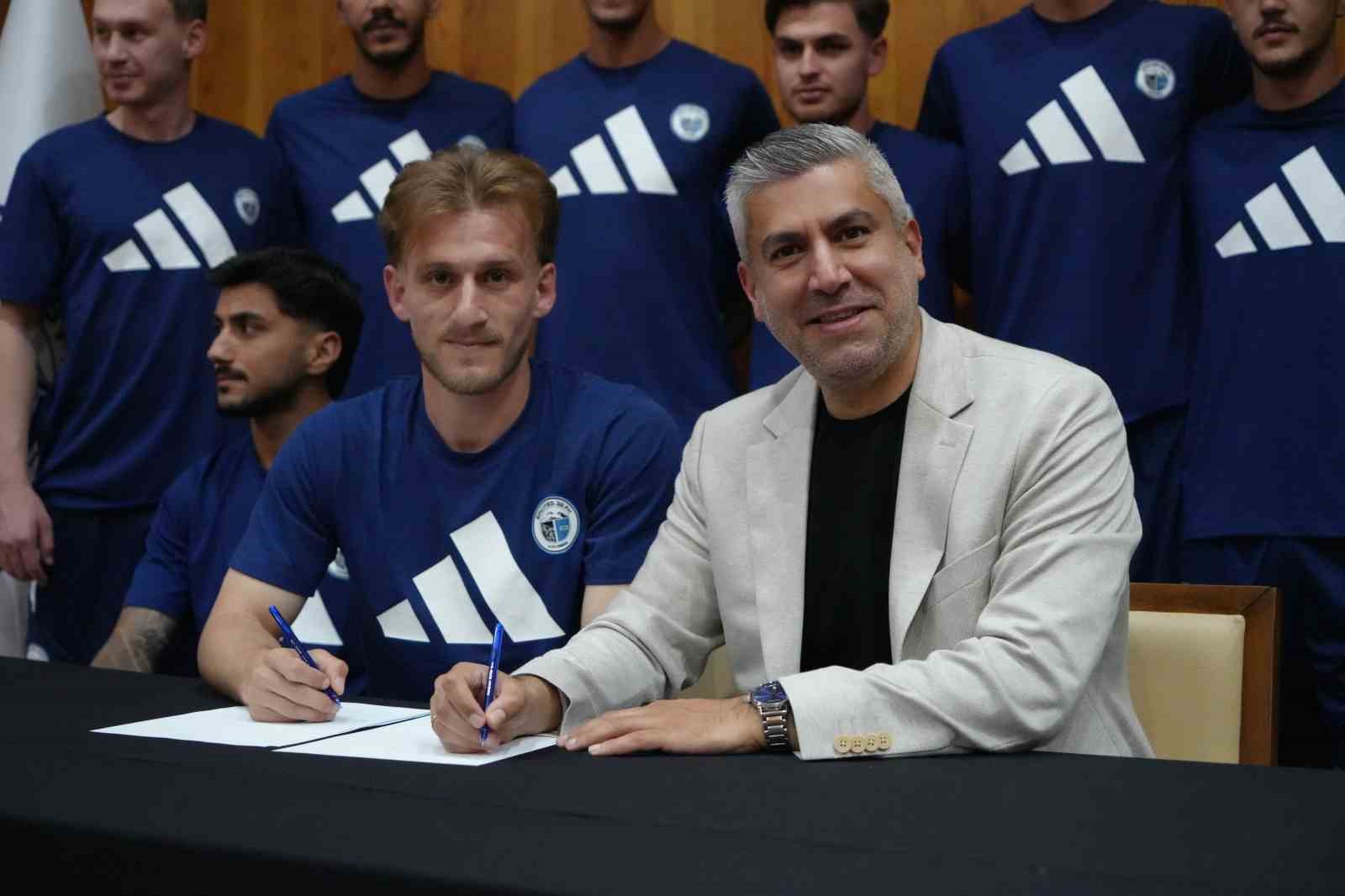 Erciyes 38 FK’dan, Bolu kampında 11 yeni transferi için imza töreni 4 erciyes 38 fkdan bolu kampinda 11 yeni transferi icin imza toreni 0 ckkZFF9k