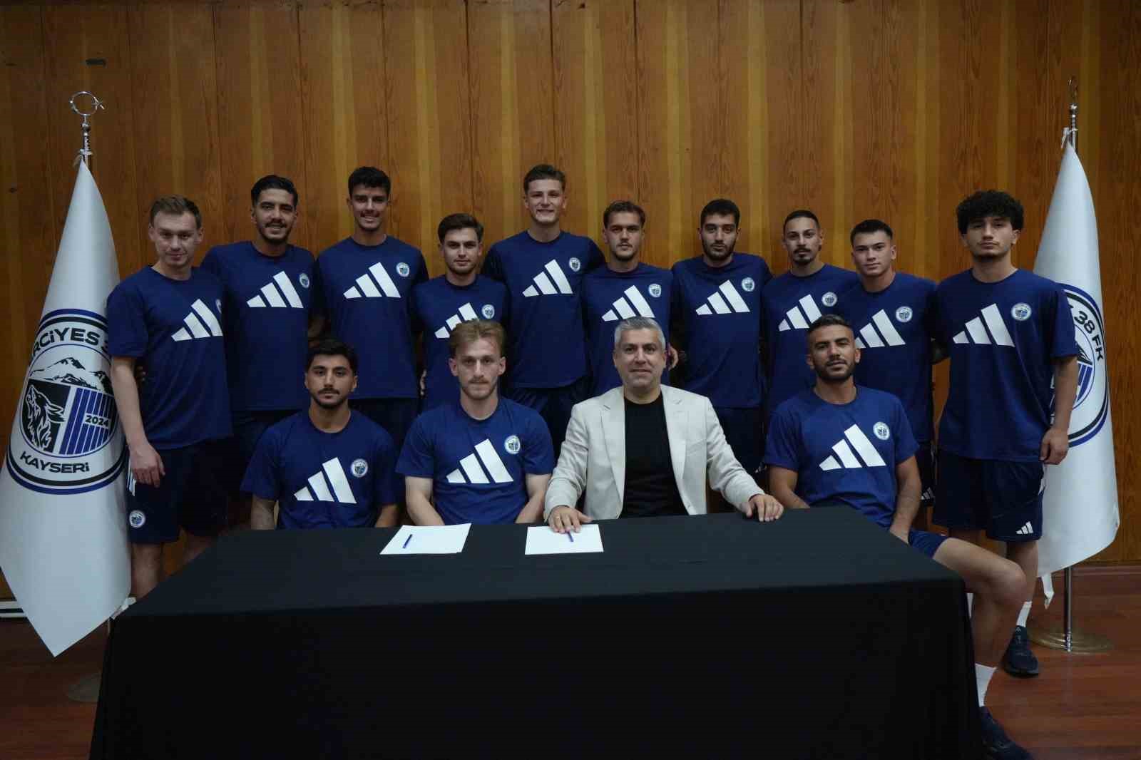 Erciyes 38 FK’dan, Bolu kampında 11 yeni transferi için imza töreni 5 erciyes 38 fkdan bolu kampinda 11 yeni transferi icin imza toreni 1 ru7aJVng