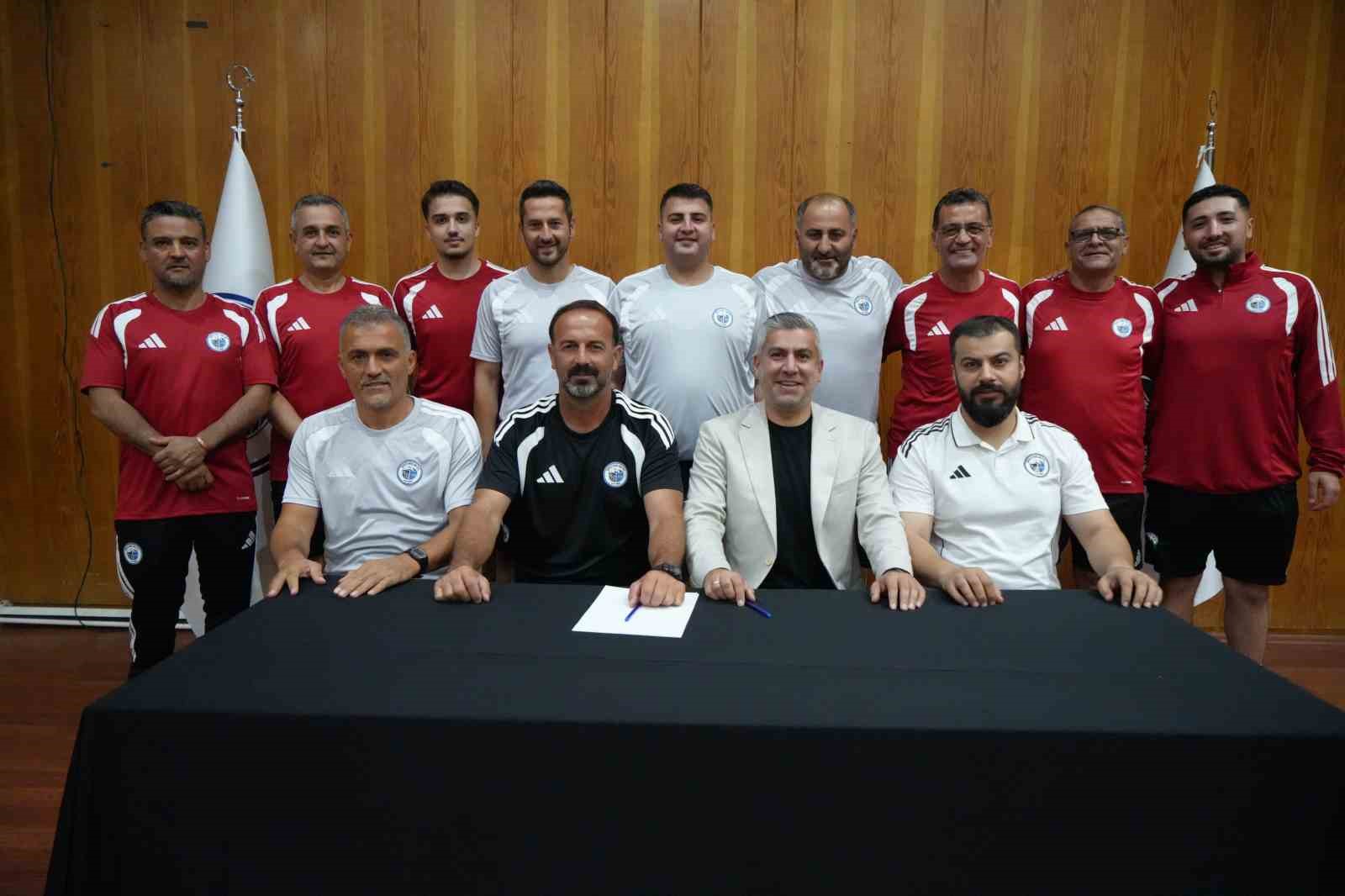 Erciyes 38 FK’dan, Bolu kampında 11 yeni transferi için imza töreni 7 erciyes 38 fkdan bolu kampinda 11 yeni transferi icin imza toreni 3 4NBSrjPQ