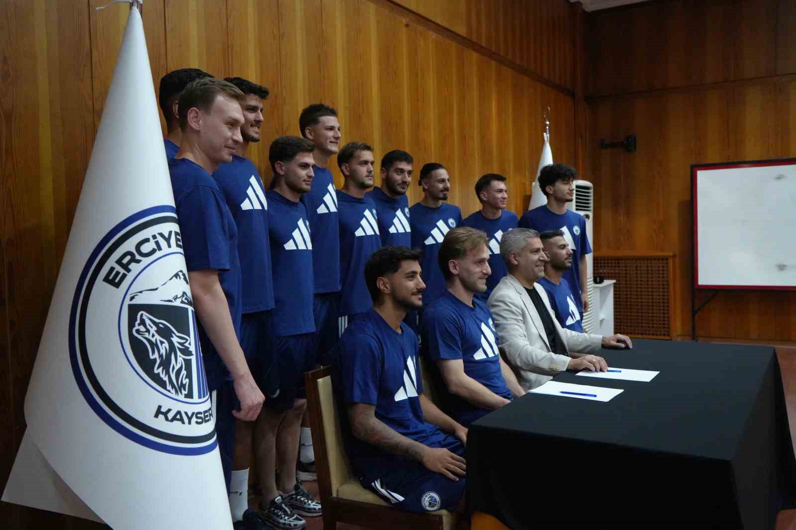 Erciyes 38 FK’dan, Bolu kampında 11 yeni transferi için imza töreni 8 erciyes 38 fkdan bolu kampinda 11 yeni transferi icin imza toreni 4 s6mH4HMn