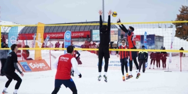 erciyeste-kar-voleybolu-heyecani-kXv7qwHY.jpg