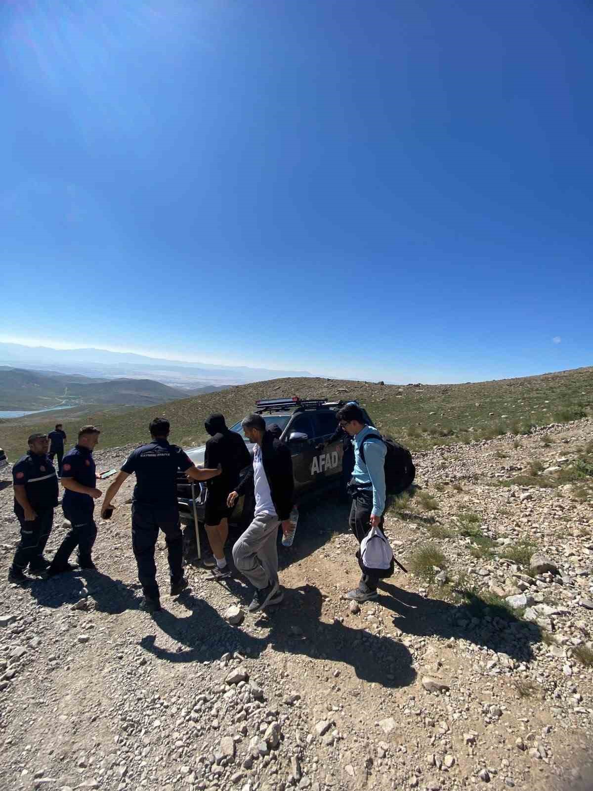 Erciyes’te rahatsızlanarak mahsur kalan 3 kişi kurtarıldı 5 erciyeste rahatsizlanarak mahsur kalan 3 kisi kurtarildi 1 ce1Ew7rW