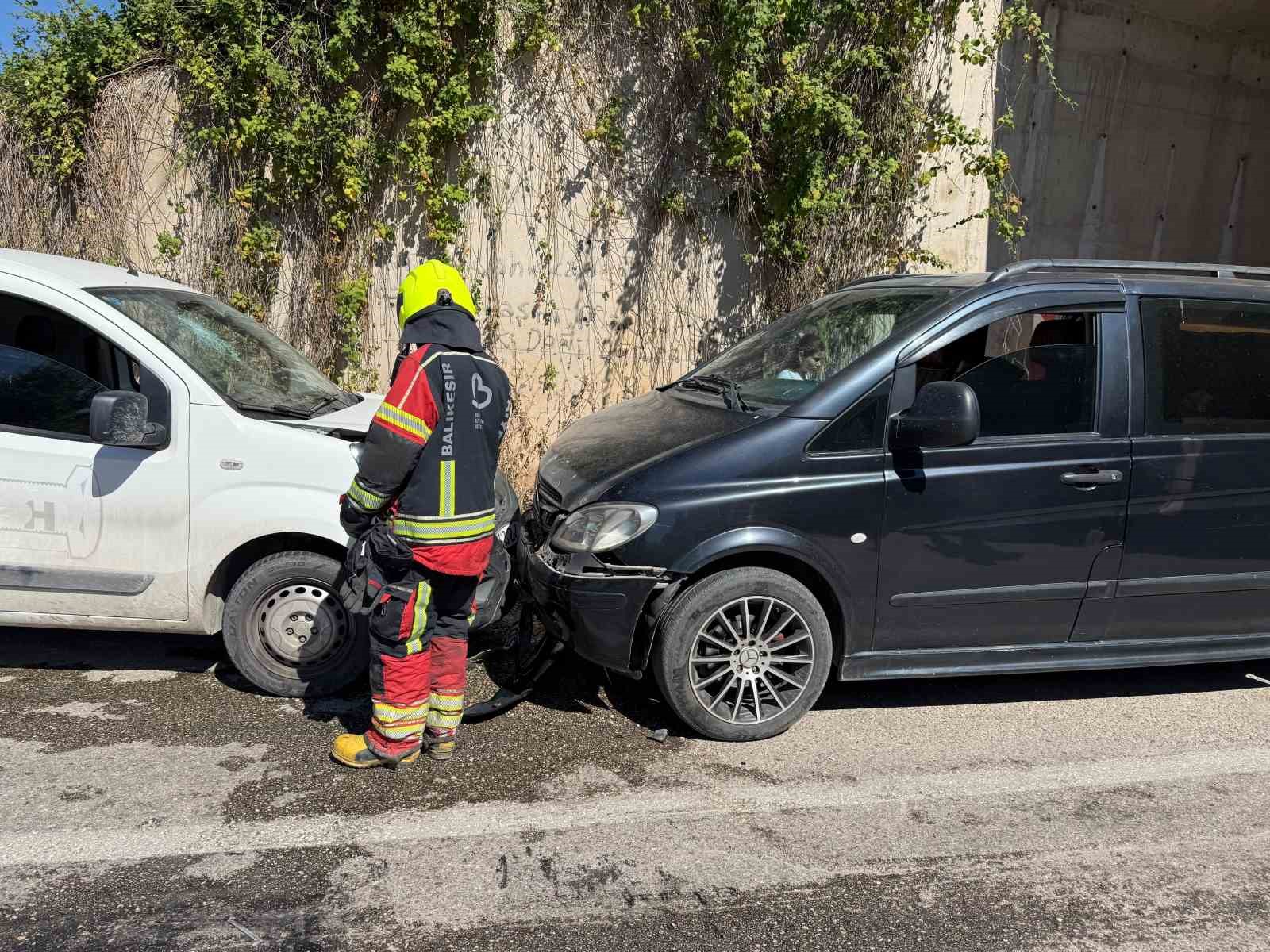 erdekte alt gecitte kaza 1 yarali 5 gT6M7WPE