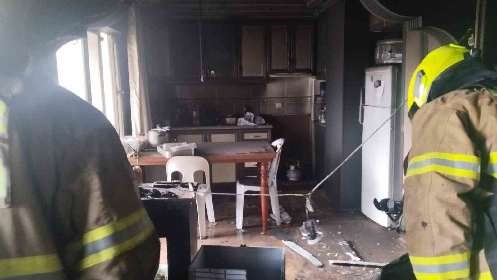 erdekte bir apartman dairesi alevlere teslim oldu 0 uaXsVYNK