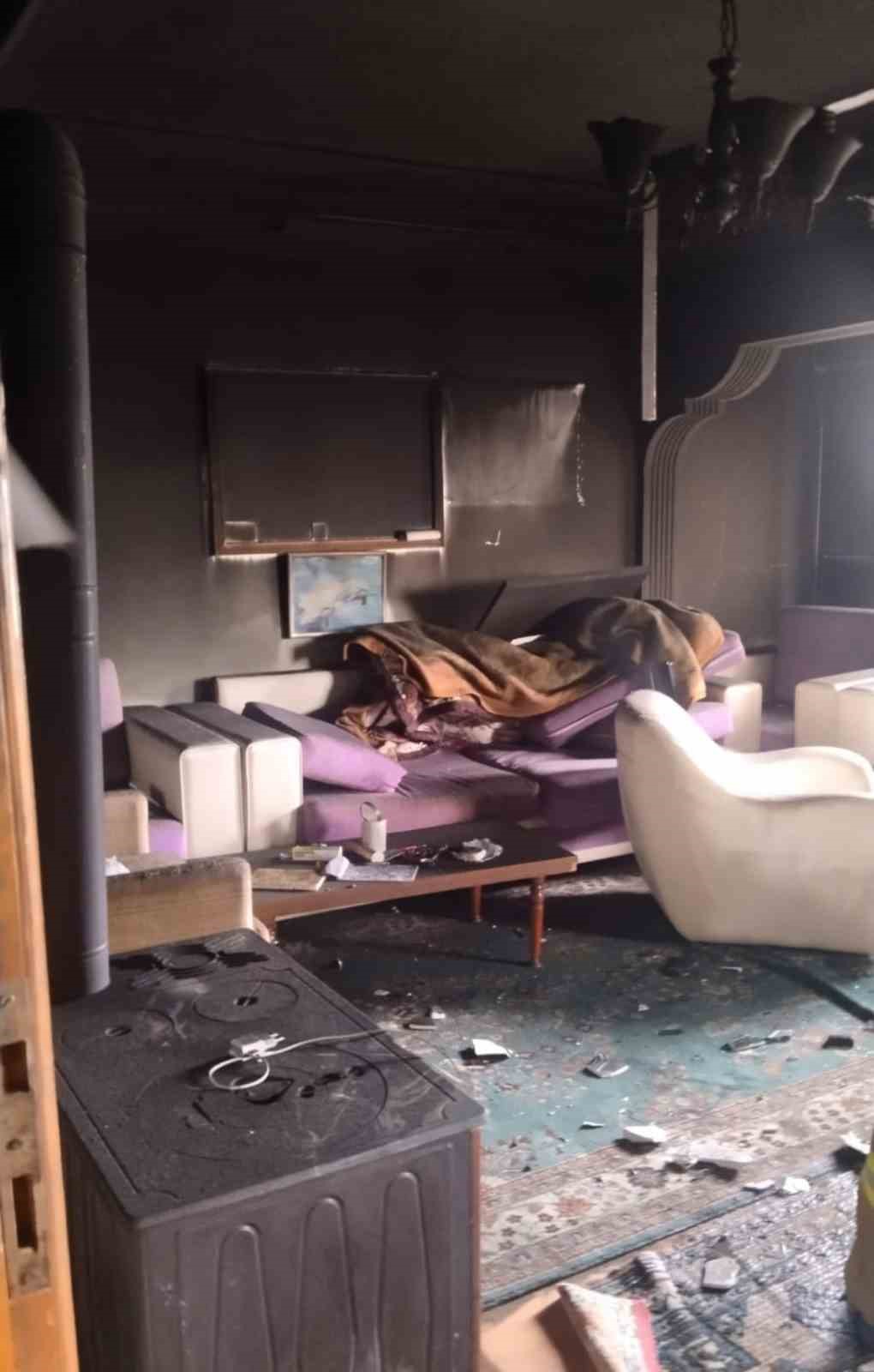 erdekte bir apartman dairesi alevlere teslim oldu 3 GgVaplla