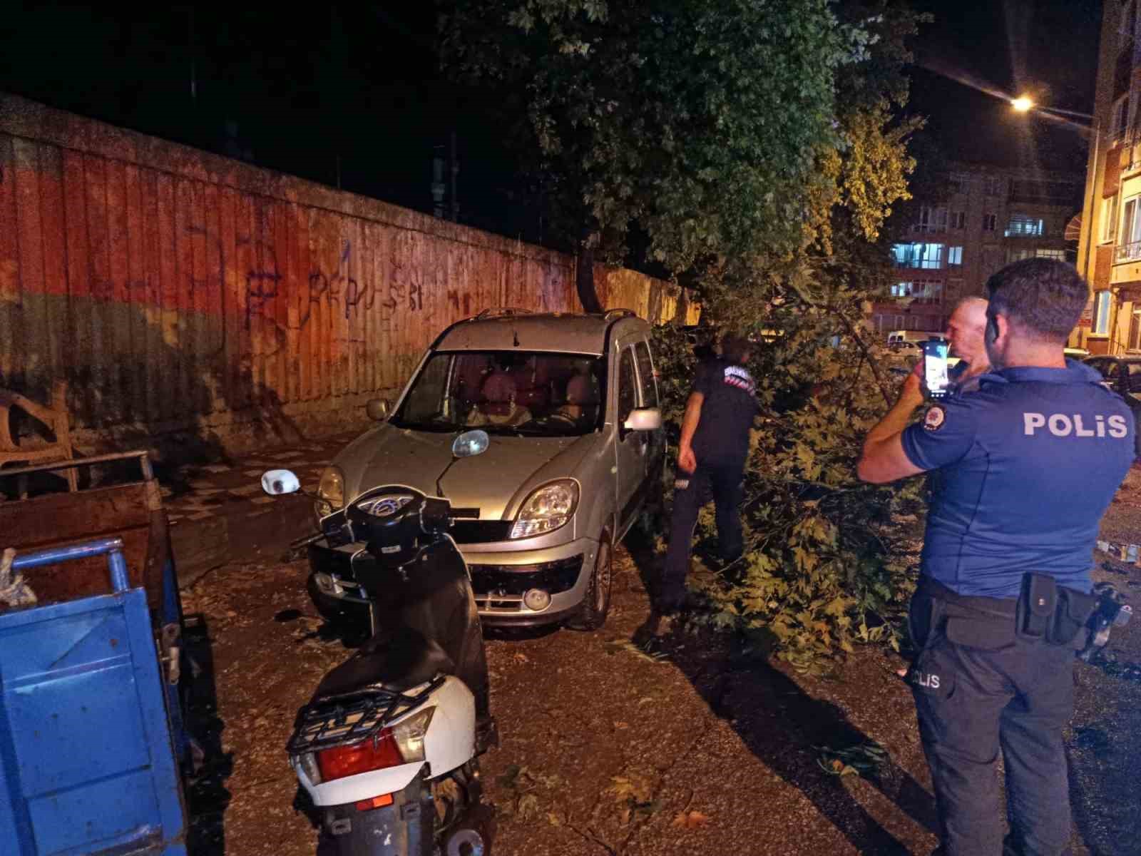Erdek’te fırtına ve dolu yağışı: Ağaçlar devrildi, çatılar uçtu 18 erdekte firtina ve dolu yagisi agaclar devrildi catilar uctu 14 vafSmvP9