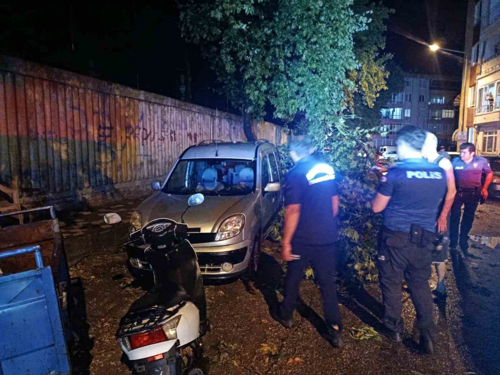 Erdek’te fırtına ve dolu yağışı: Ağaçlar devrildi, çatılar uçtu 19 erdekte firtina ve dolu yagisi agaclar devrildi catilar uctu 15 ptQjcaAC