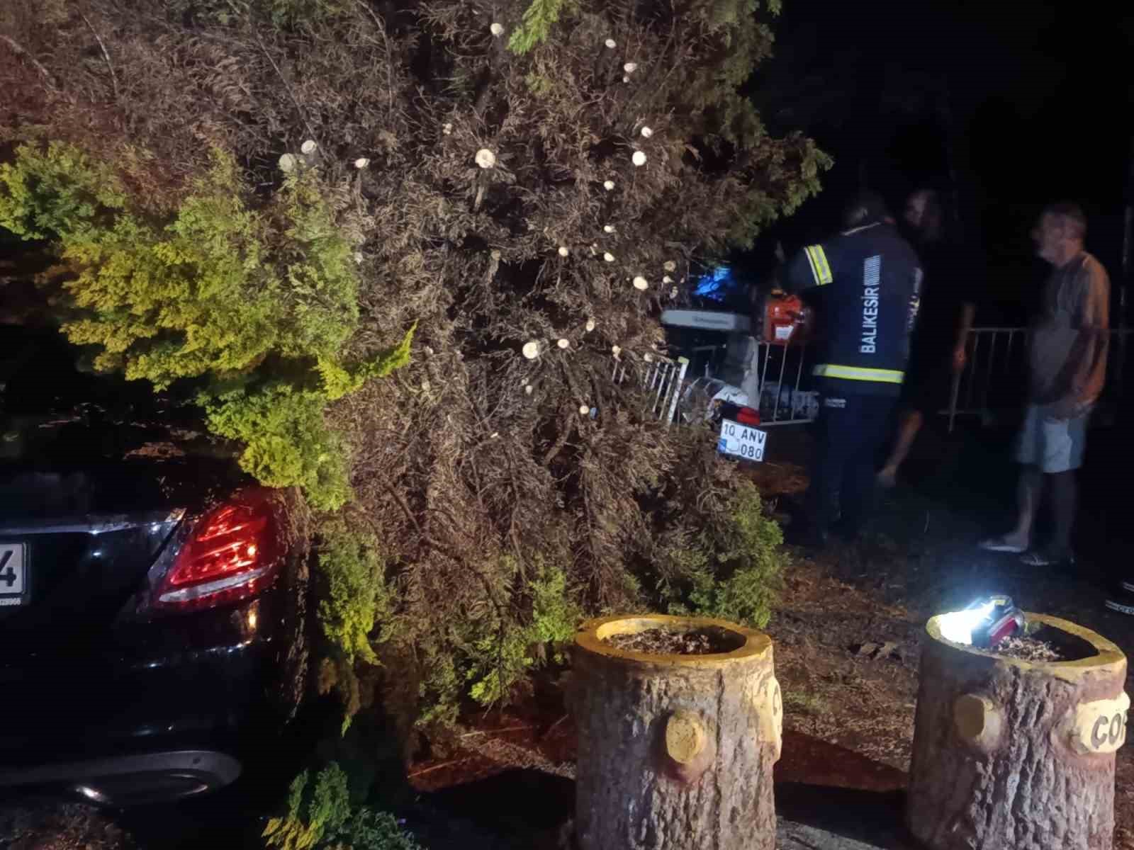 Erdek’te fırtına ve dolu yağışı: Ağaçlar devrildi, çatılar uçtu 11 erdekte firtina ve dolu yagisi agaclar devrildi catilar uctu 7 92YdVPjW