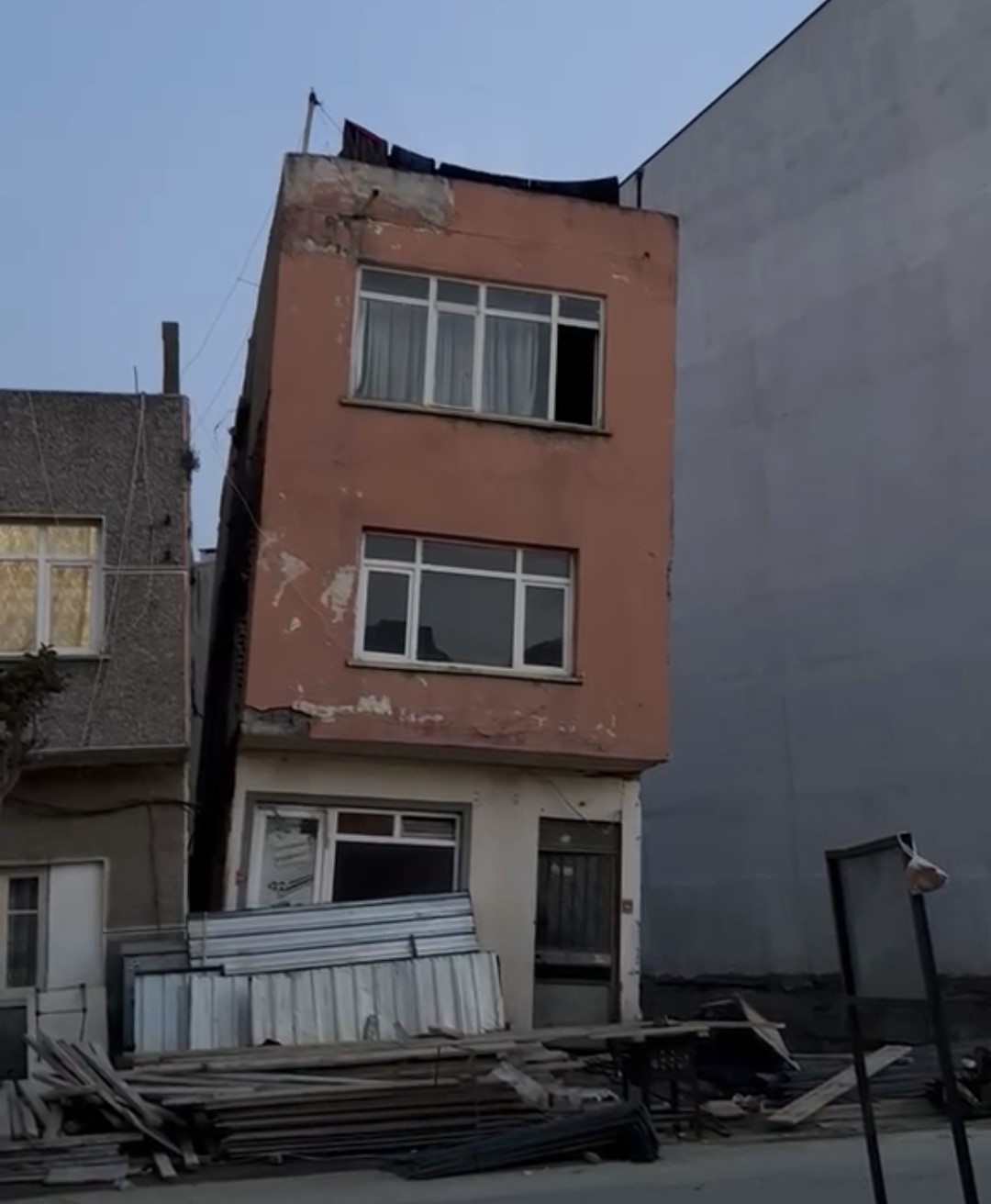 erdekte insaat kazisi sirasinda temeli zarar goren 2 katli bina yikildi 1 OGRdVsCq