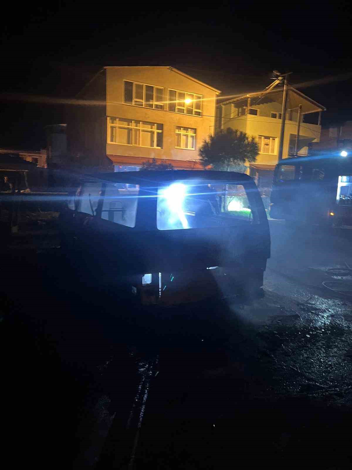 erdekte korkutan yangin 1 minibus kullanilamaz hale gelirken 2 aracta ise maddi hasar olustu I4hwFanT