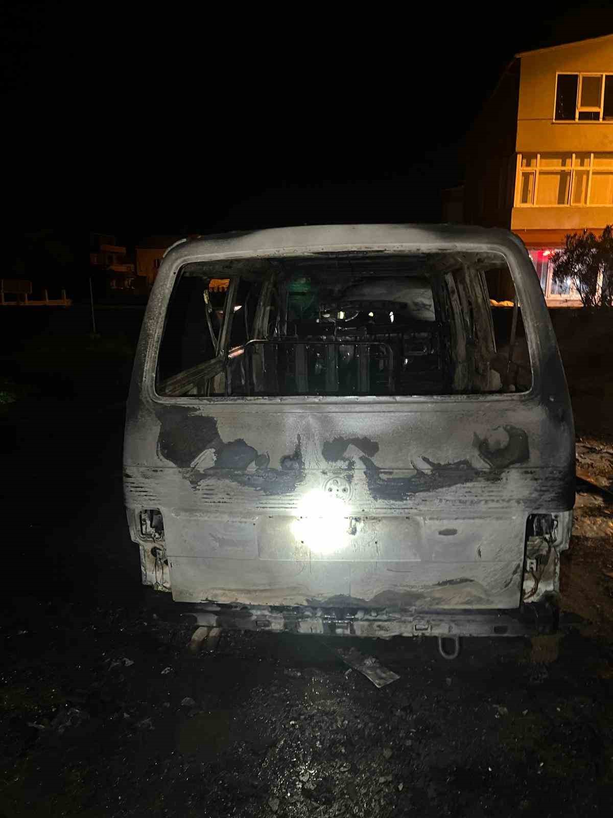 erdekte korkutan yangin 1 minibus kullanilamaz hale gelirken 2 aracta ise maddi hasar olustu P2ZfyENr
