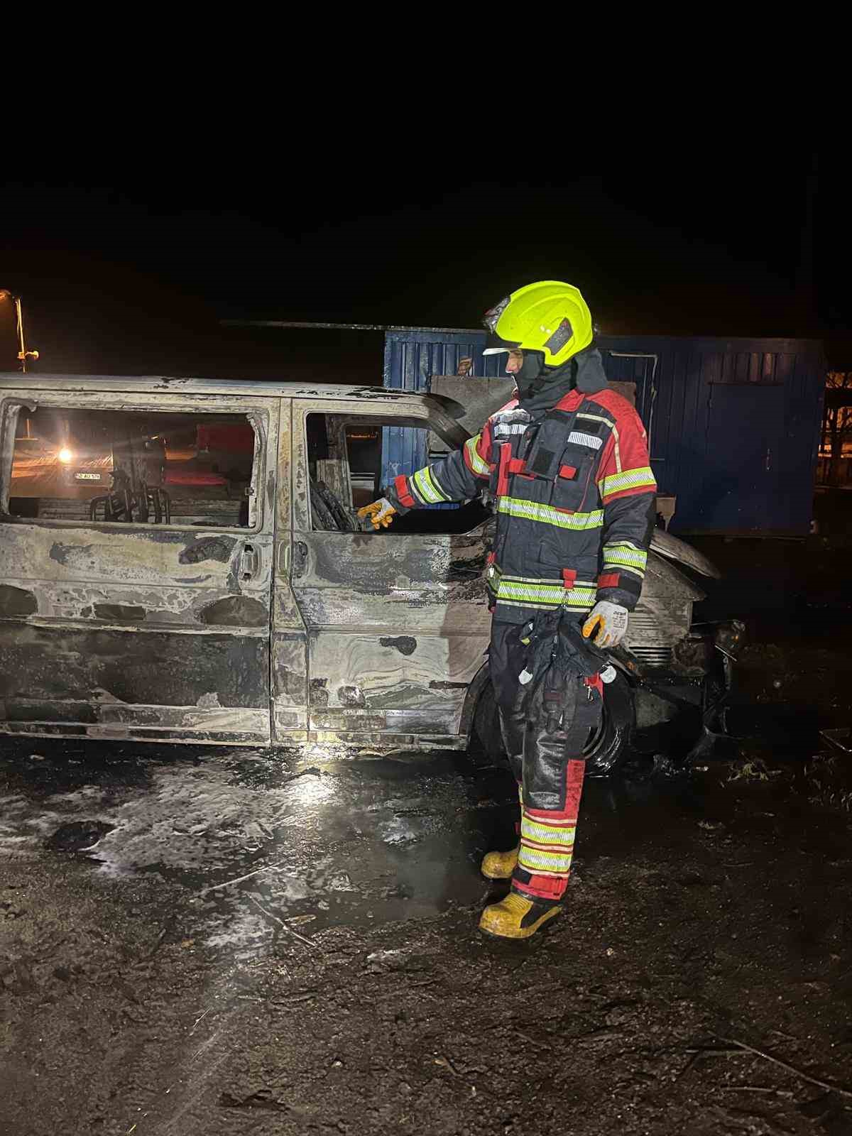 erdekte korkutan yangin 1 minibus kullanilamaz hale gelirken 2 aracta ise maddi hasar olustu RHYzvc31