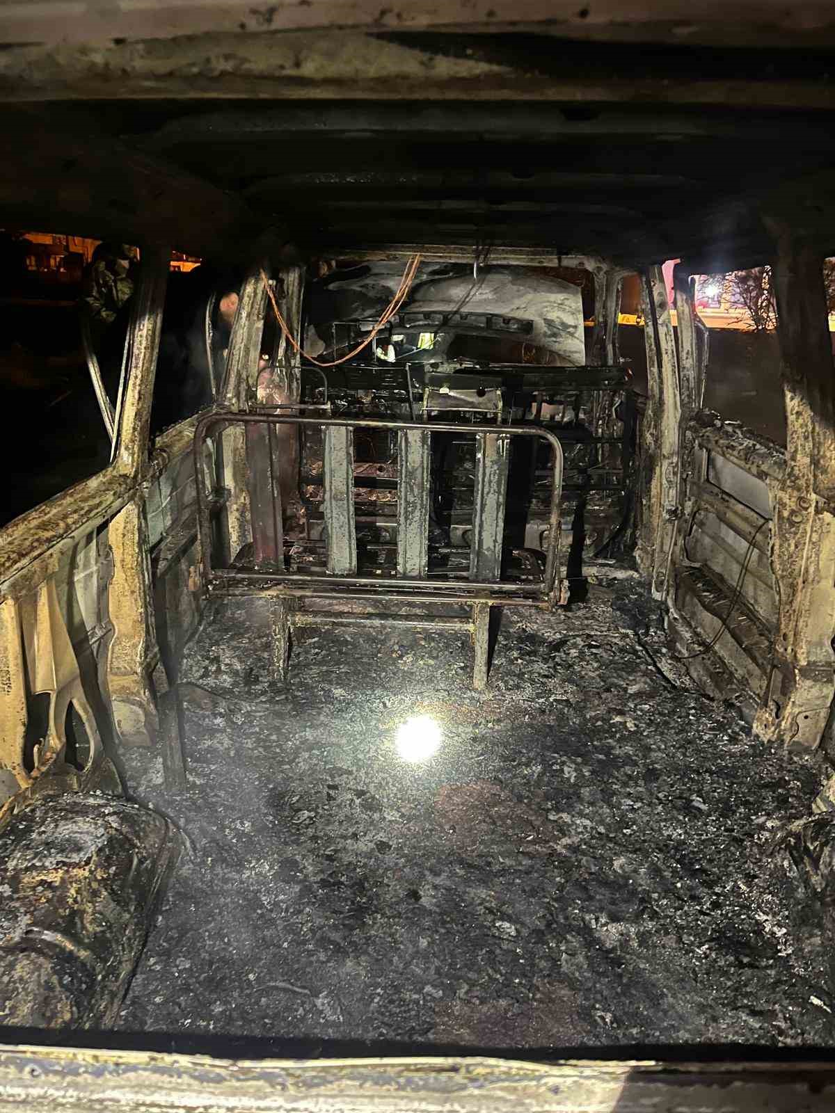 erdekte korkutan yangin 1 minibus kullanilamaz hale gelirken 2 aracta ise maddi hasar olustu T4m7XlPA