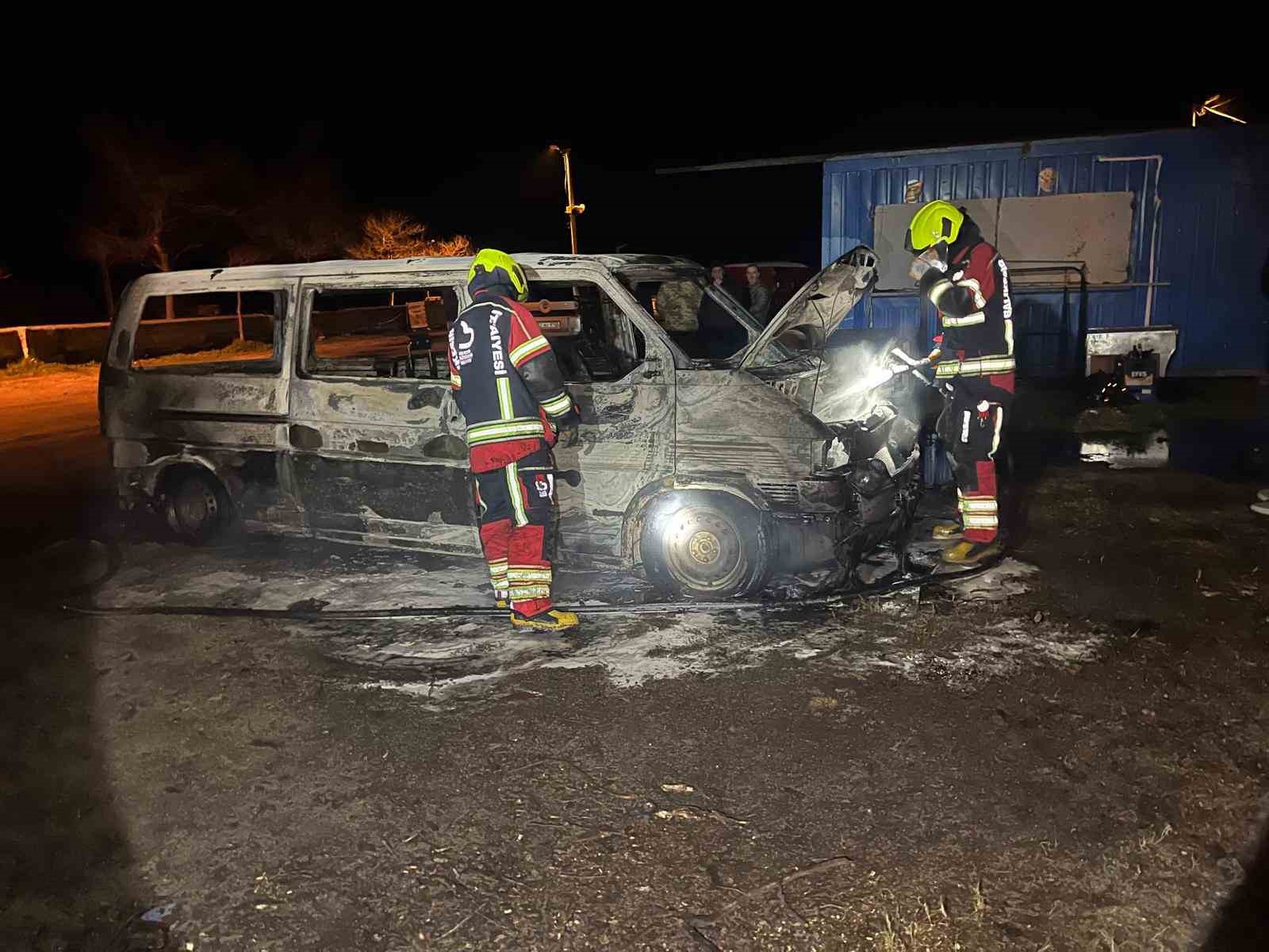 erdekte korkutan yangin 1 minibus kullanilamaz hale gelirken 2 aracta ise maddi hasar olustu Y9IsJTmW