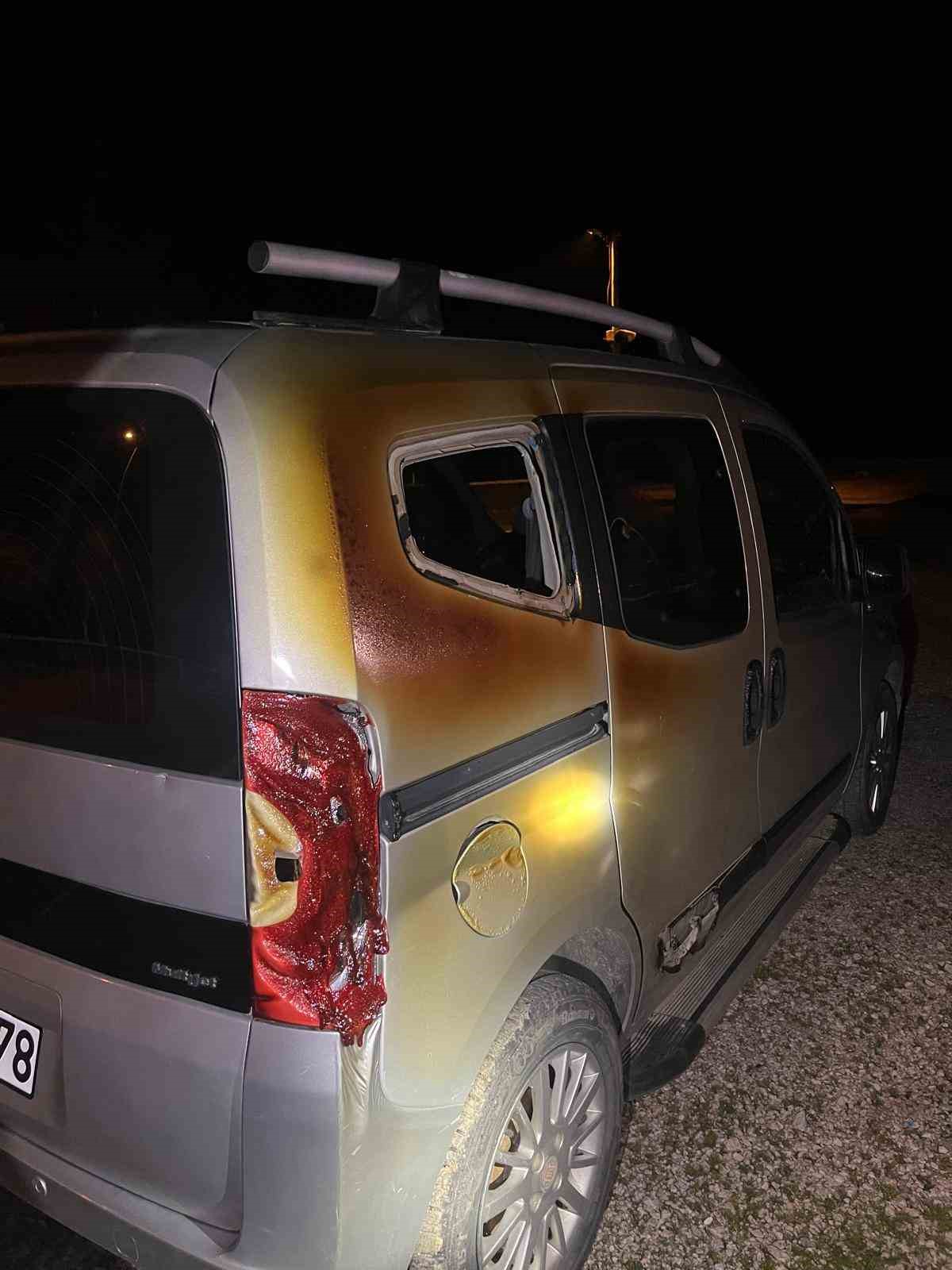 erdekte korkutan yangin 1 minibus kullanilamaz hale gelirken 2 aracta ise maddi hasar olustu