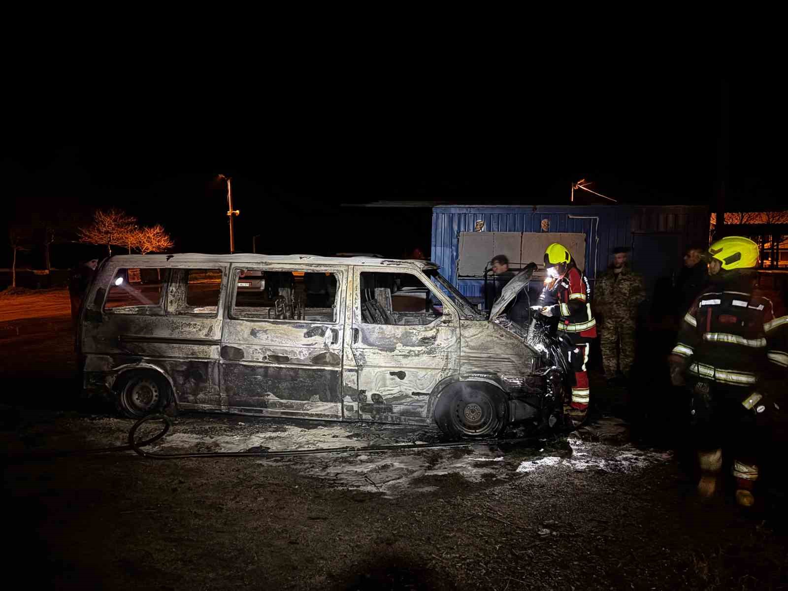 erdekte korkutan yangin 1 minibus kullanilamaz hale gelirken 2 aracta ise maddi hasar olustu ywW7w1Sd