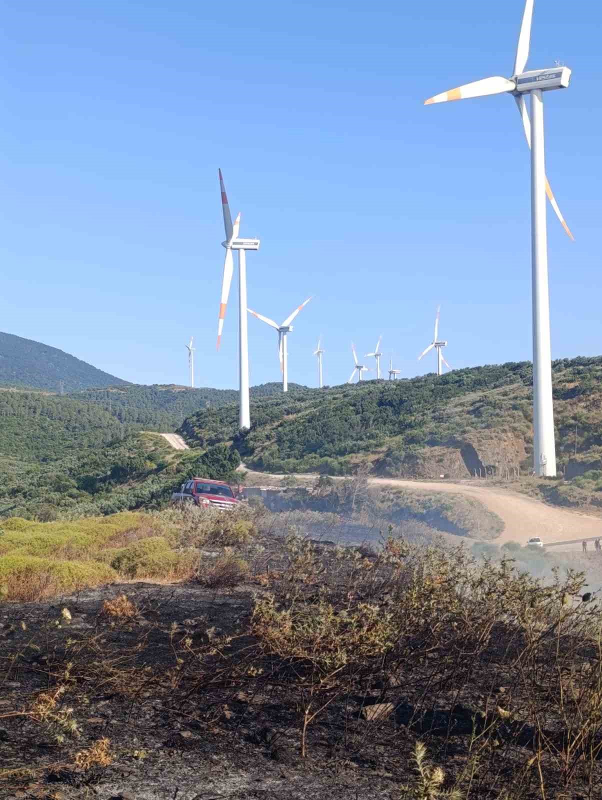 erdekte mezarlik girisindeki ot yangini buyumeden sonduruldu 1 tfGYQpGZ