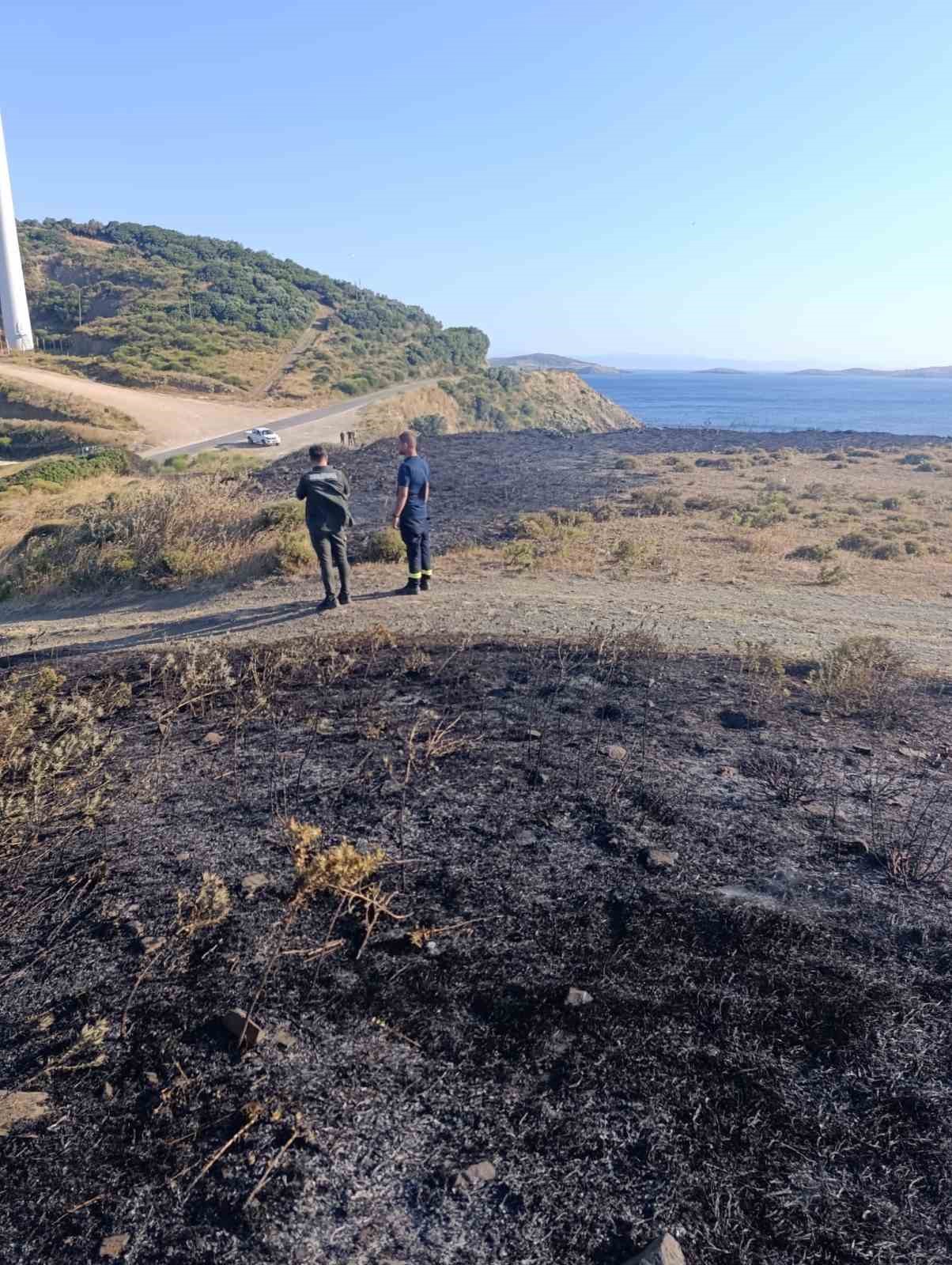 erdekte mezarlik girisindeki ot yangini buyumeden sonduruldu 4 N1eJwuRe