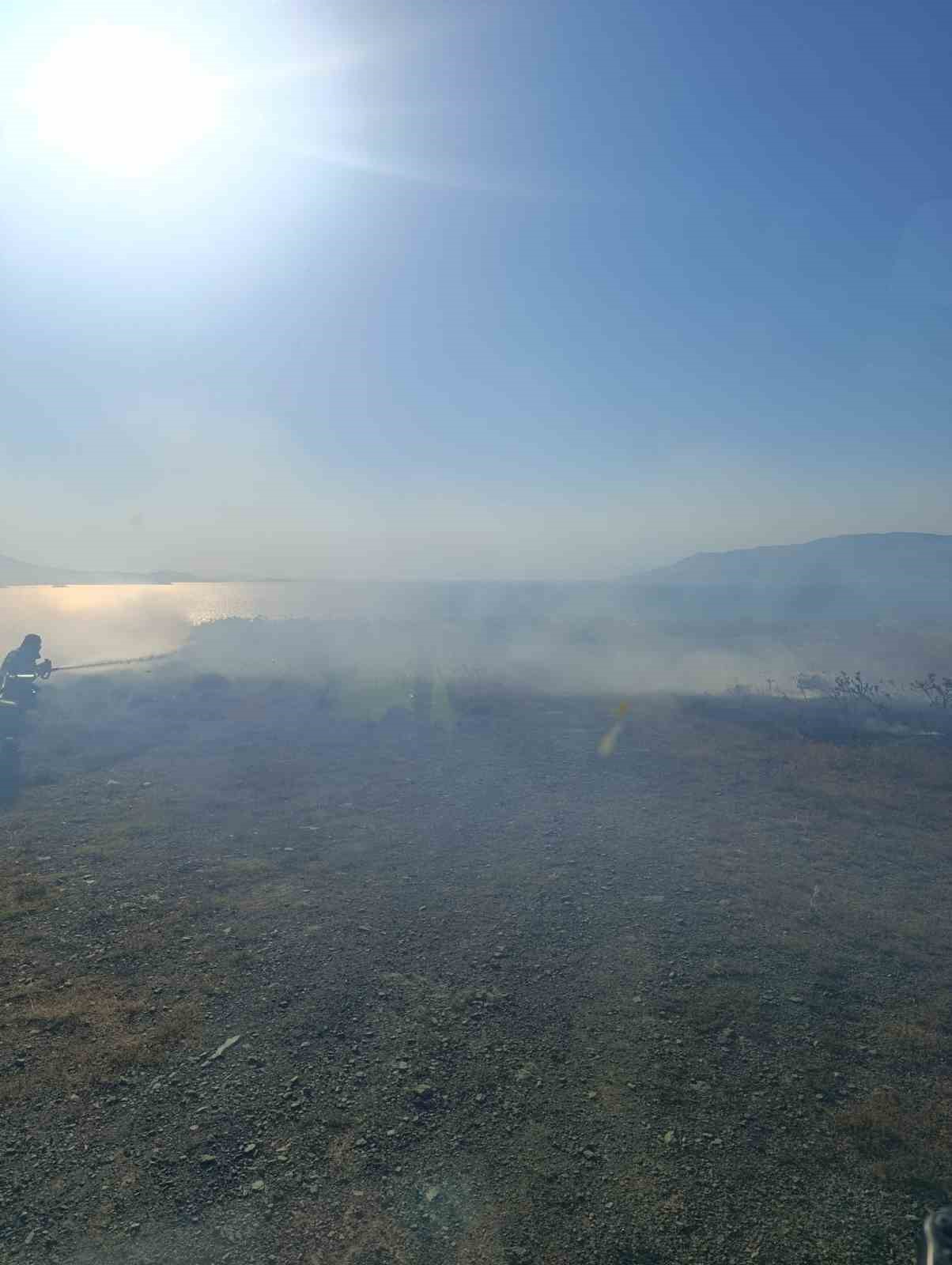 erdekte mezarlik girisindeki ot yangini buyumeden sonduruldu 5 u1lBfh6z